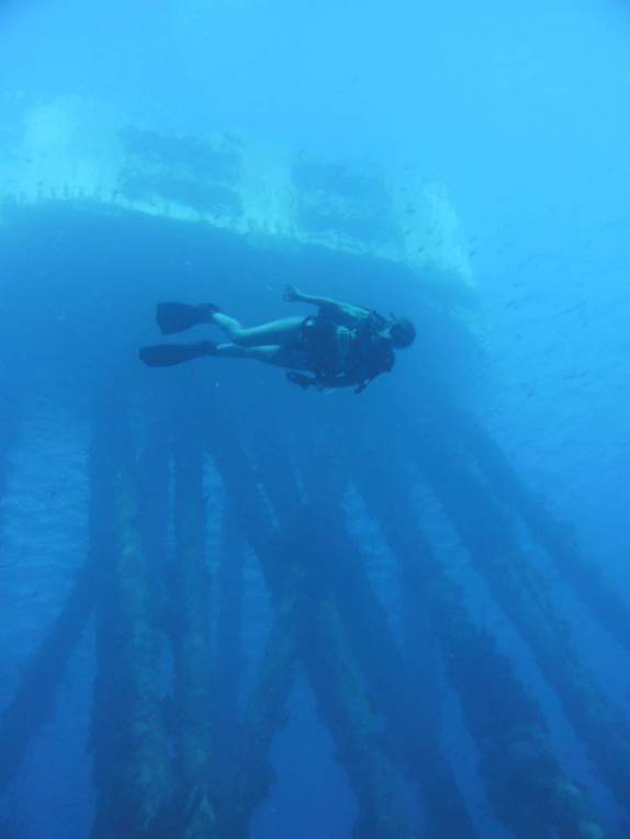 A visão do pier acima d'água visto de 20 metros de profundidade, no South Pier, no sul de Bonaire